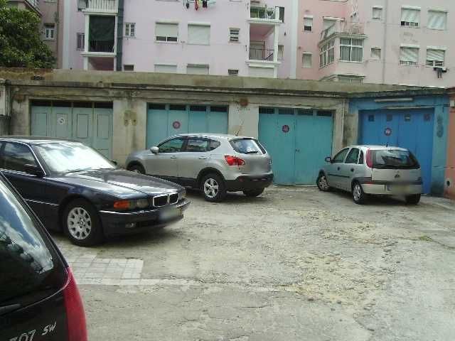 Av. Roma, junto Praça de Alvalade e Av. Igreja, garagem Box (fechada)