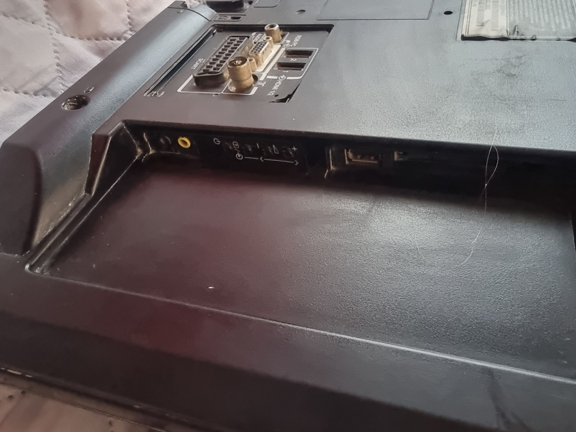 Mały telewizor  LED Toshiba 22 całe