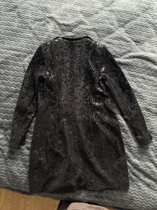 Сукня-піджак, яка переливається з блискітками