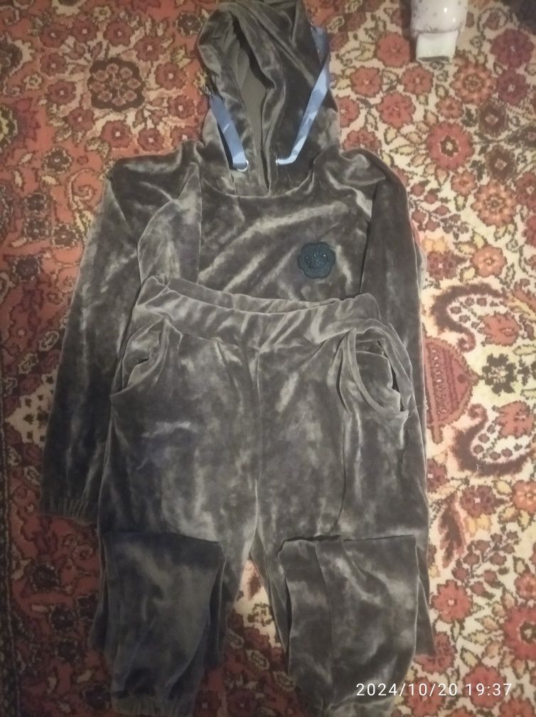 Продам велюровый детский костюм.