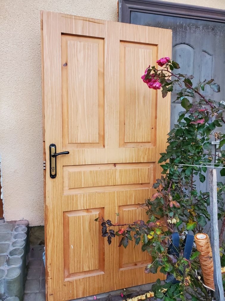 Продам дерев'яні двері