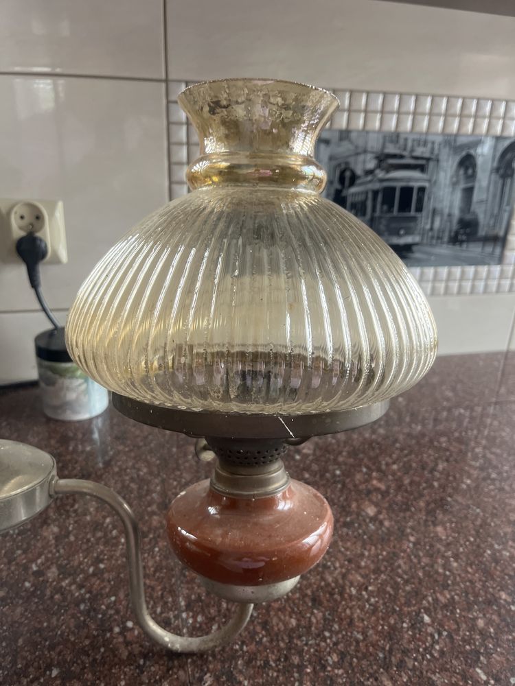 Lampa naftowa ze szklanym żebrowam bursztynowym kloszem