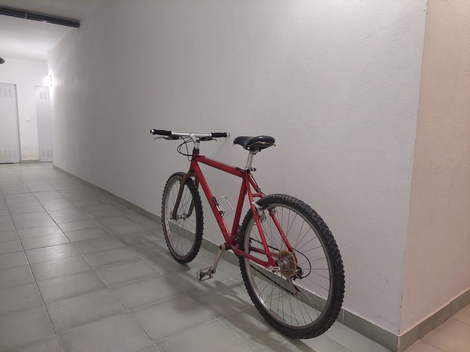Bicicleta vermelha de BTT