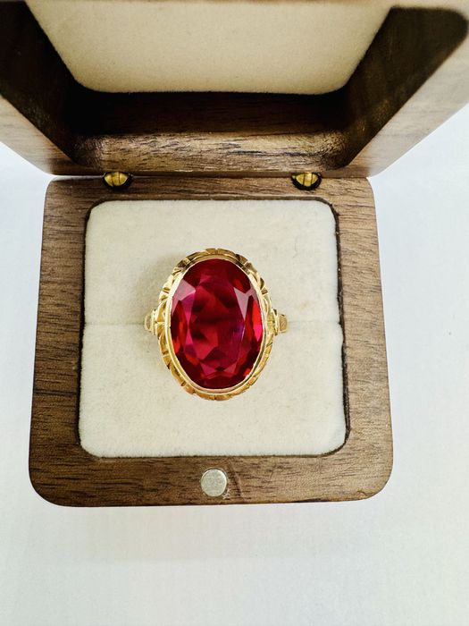 Złoty pierścionek z czerwonym oczkiem 585 - rozmiar 22 - STAN IDEALNY