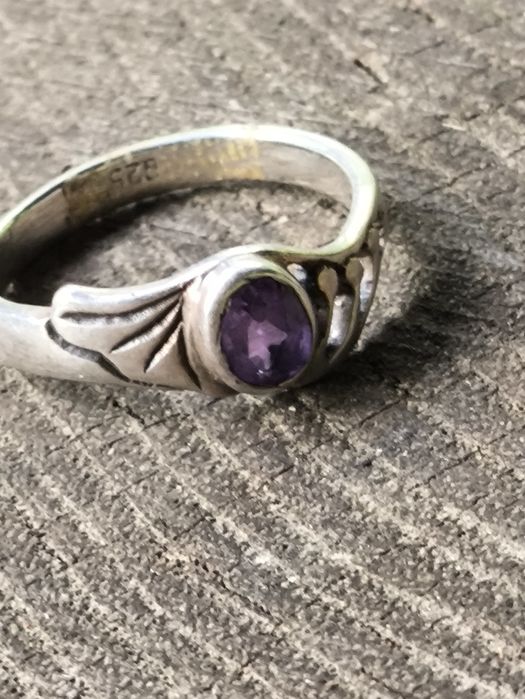 Stary srebrny pierścionek z fioletowym oczkiem . Vintage