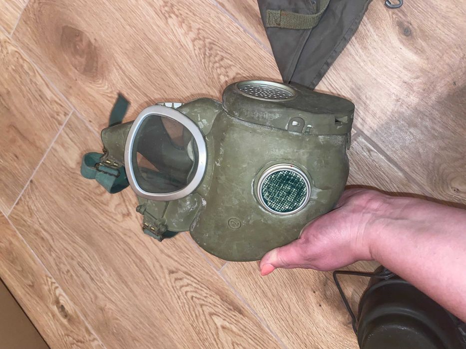 Maski przeciwgazowe z czasów PRL plus torba na maskę i dwa węże