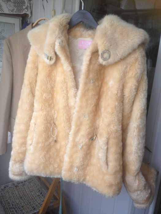 Полушубок из искусственного меха,