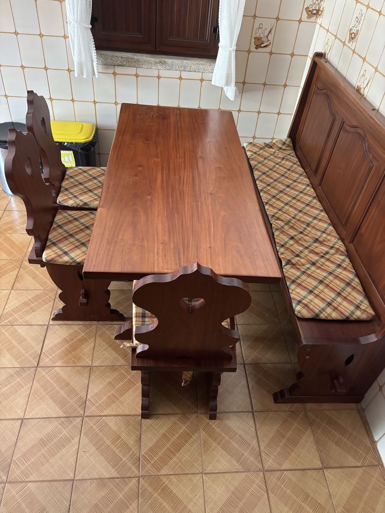 Mesa de Madeira com bancos