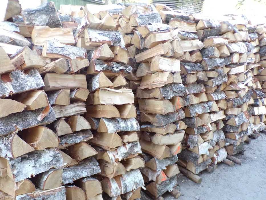 Pocięte i połupane drewno kominkowe i do pieca