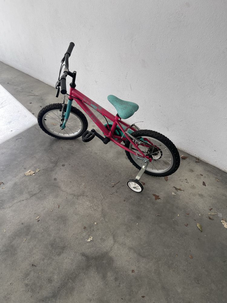 2 Bicicletas marca Orbita. Uma de adulto e a outra de criança.