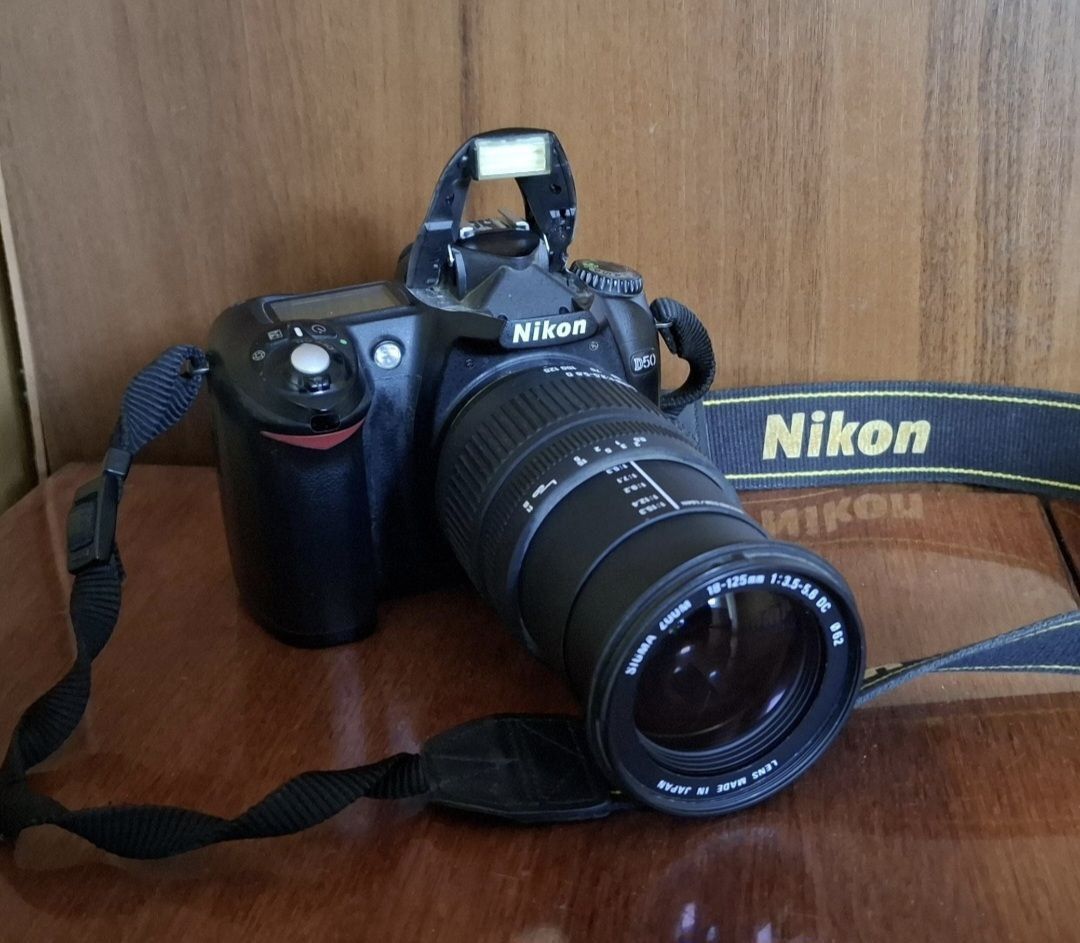 Цифрова дзеркальна фотокамера Nikon D50 з японським зум-об'єктивом Sig