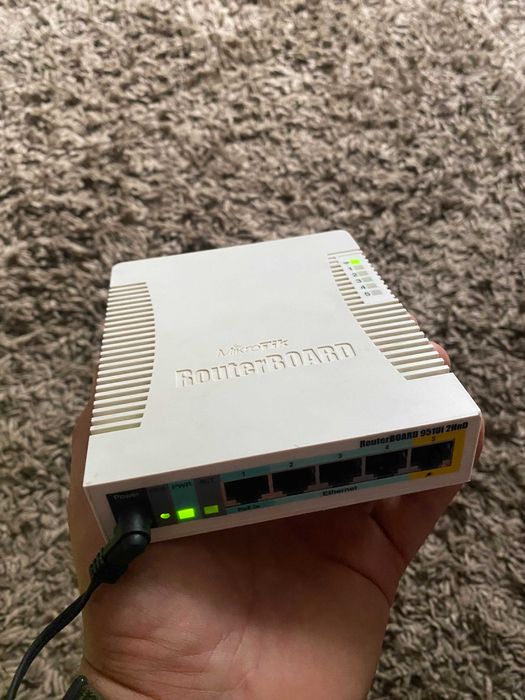 Продаю MikroTik RB951Ui-2nD Wi-Fi роутер для офісу та дому.
