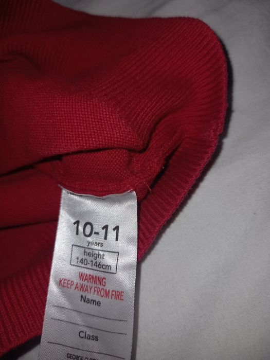 Шкільний светер з v подібним вирізом.