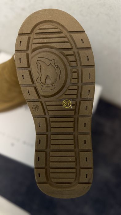 Продам зимові чоботи,угги,нові