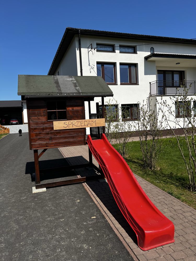 Domek dla dzieci z huśtawka i zjeżdżalnią