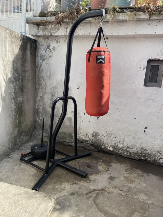 Saco de boxe com tripé