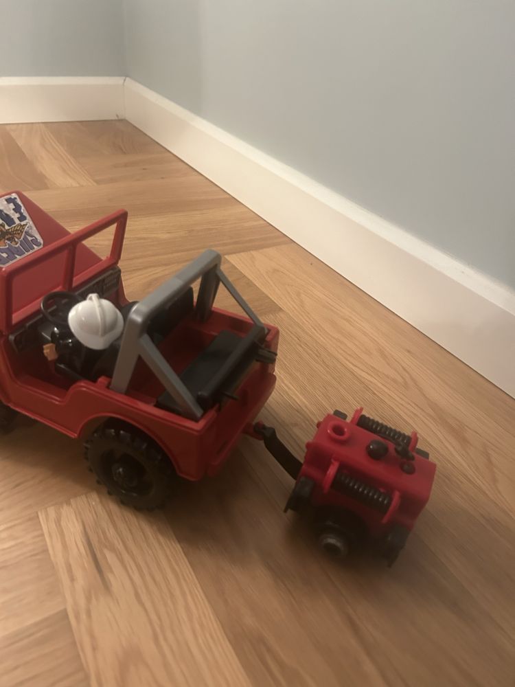 Auta - zestaw (duże auto Bruder plus małe auto plus ludziki)