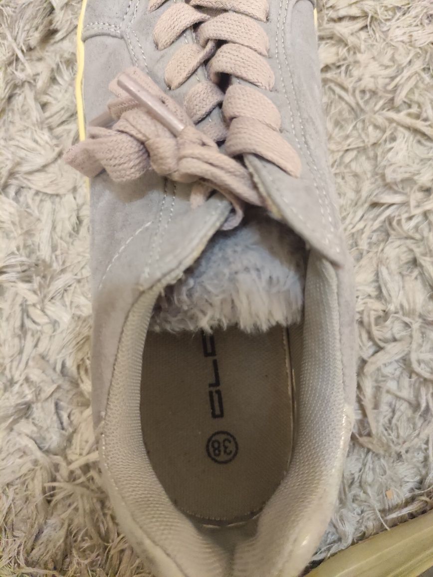 Sapatos cinzentos