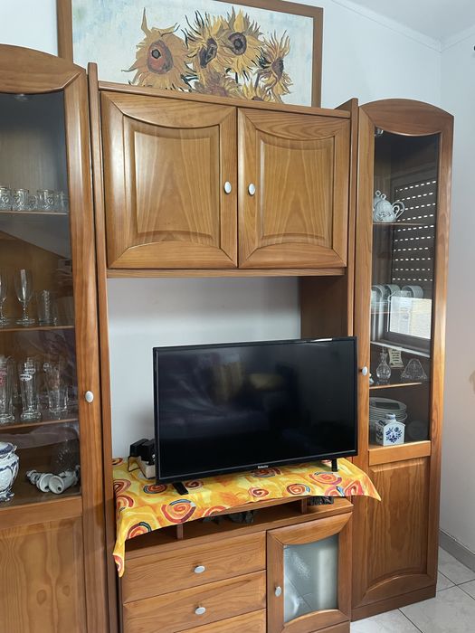 Movel com duas cristaleiras e uma mesa