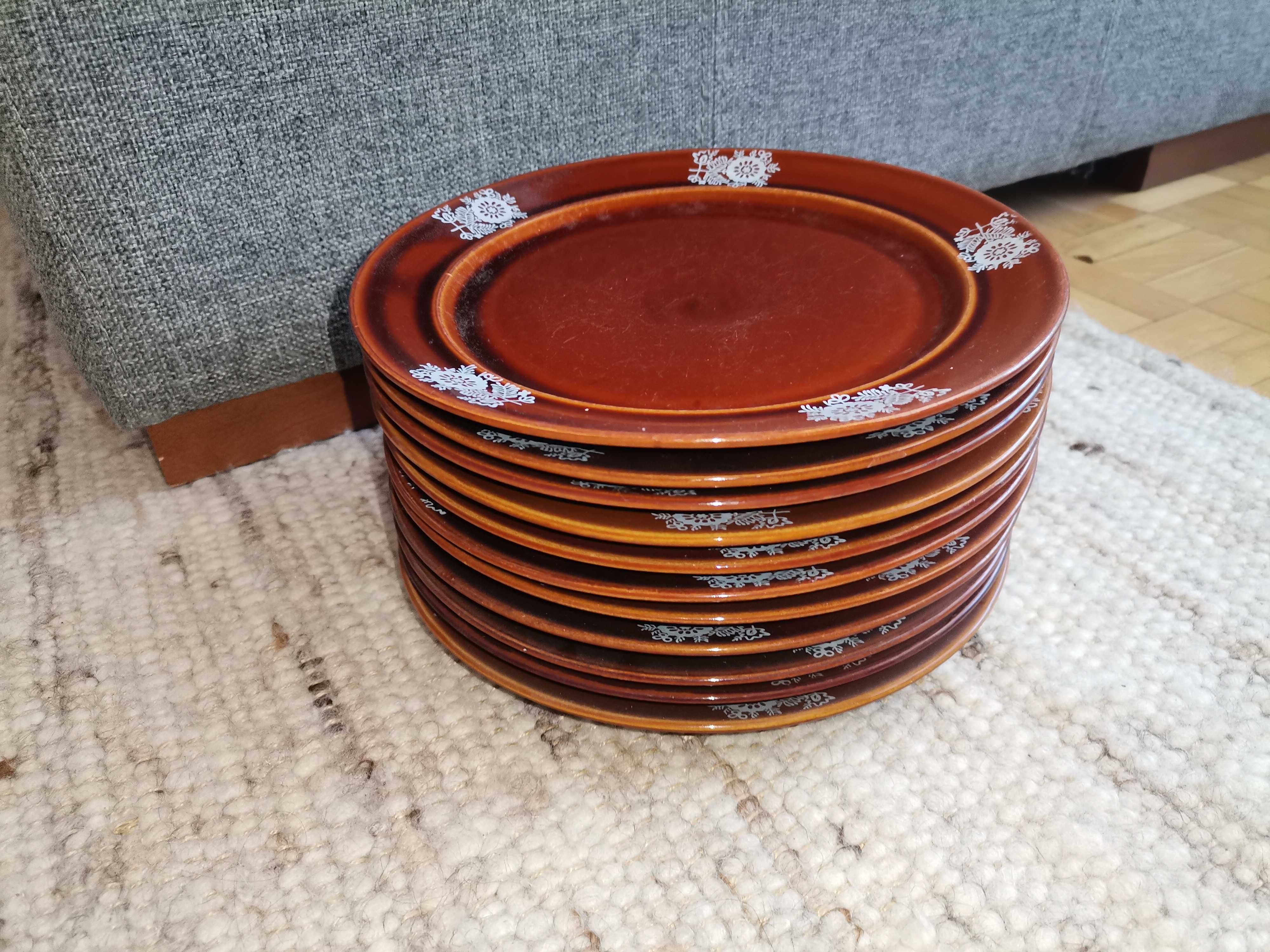 Talerz obiadowy PRL brązowy porcelit „Pruszków” – 15 zł x 11 sztuk