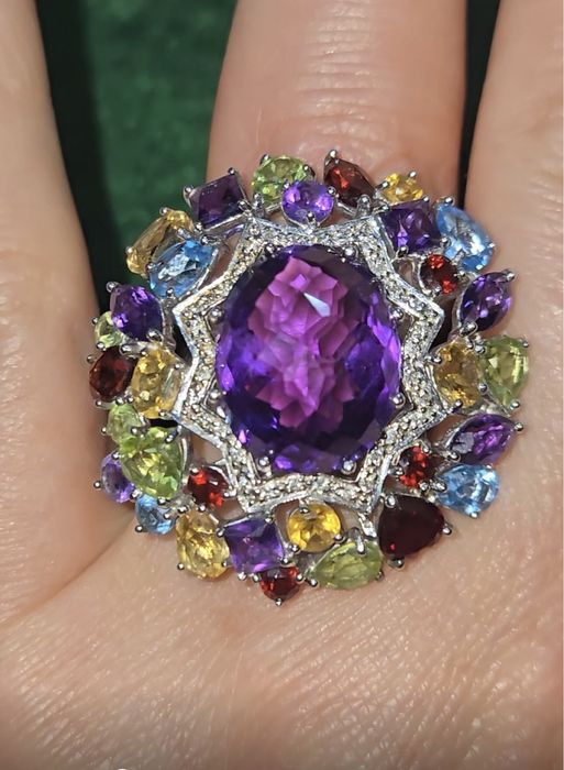 Очень красивое большое кольцо с центральным натуральным Аметистом