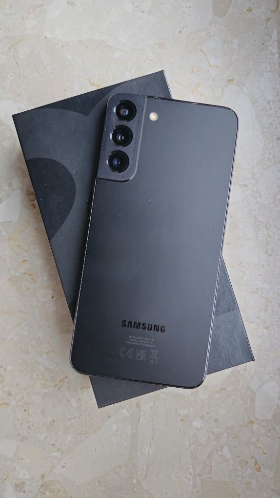 Samsung Galaxy S22+ 128GB czarny + case Spigen