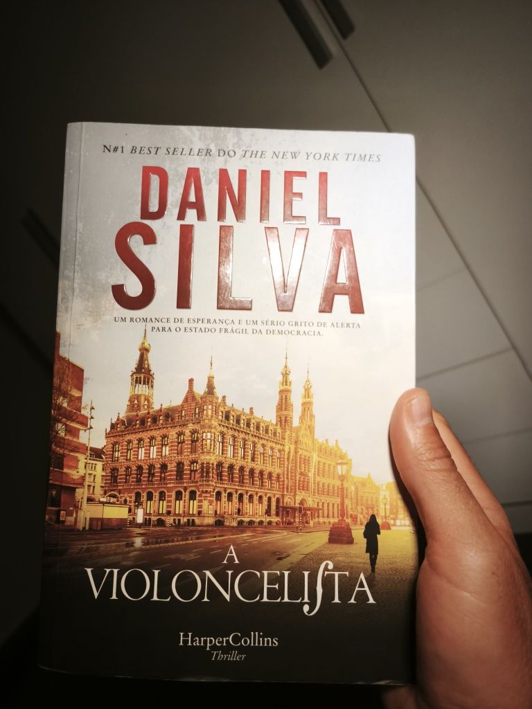 Livro "A violoncelista" do escritor Daniel Silva