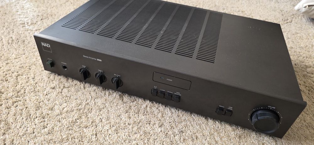 Amplificador NAD 3020i
