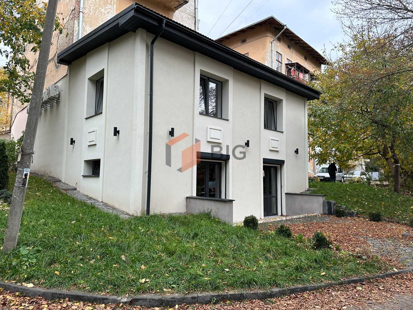 Приміщення 145 м2 з фасадним входом  за вул. Мазепи