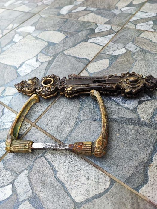 Stare szyldy,klamki,do drzwi mosiężne,rozstaw 8,9 cm.