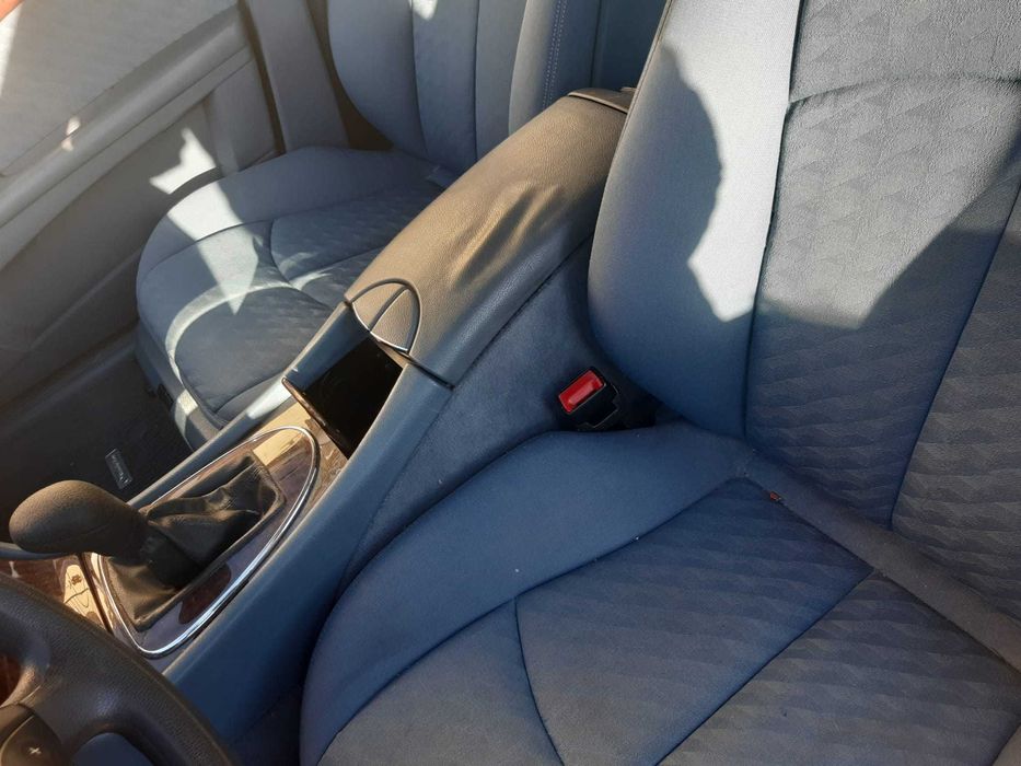 "Mercedes-Benz 220: Elegância e Performance ao Seu Alcance!"
