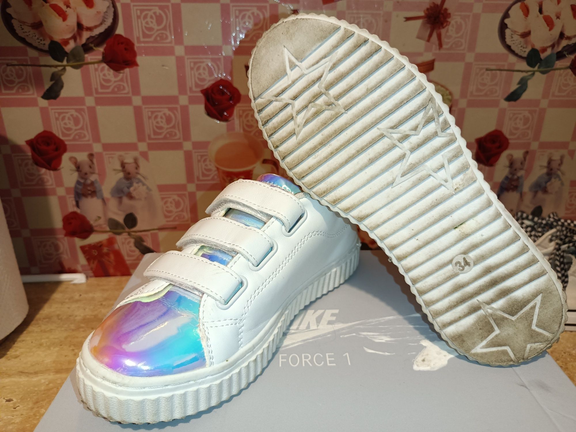 Białe sneakersy dziewczęce z efektem hologramu