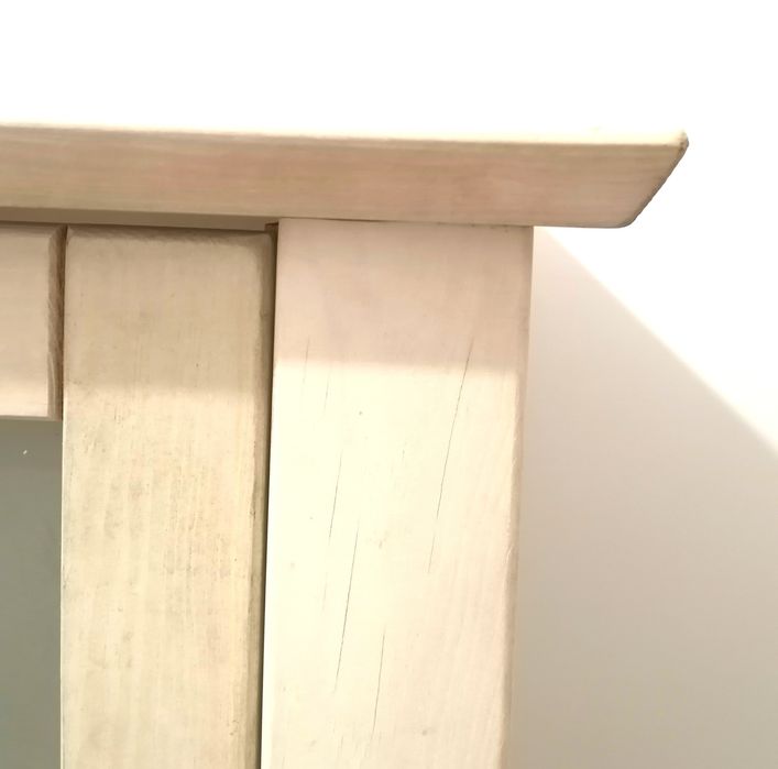 Komoda biała drewniana rustykalna pionowa bieliźniarka