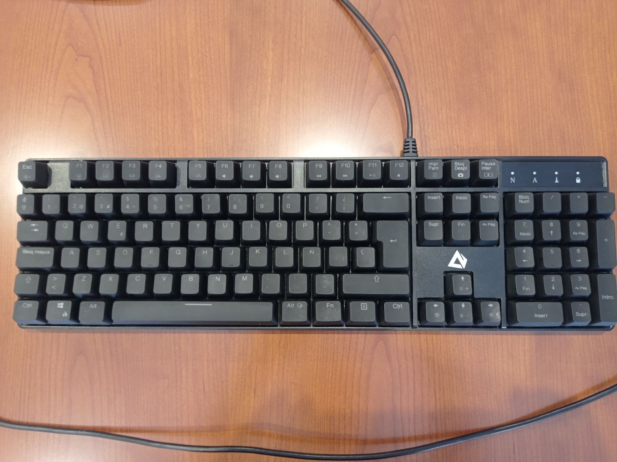 Teclado mecânico gaming RGB.