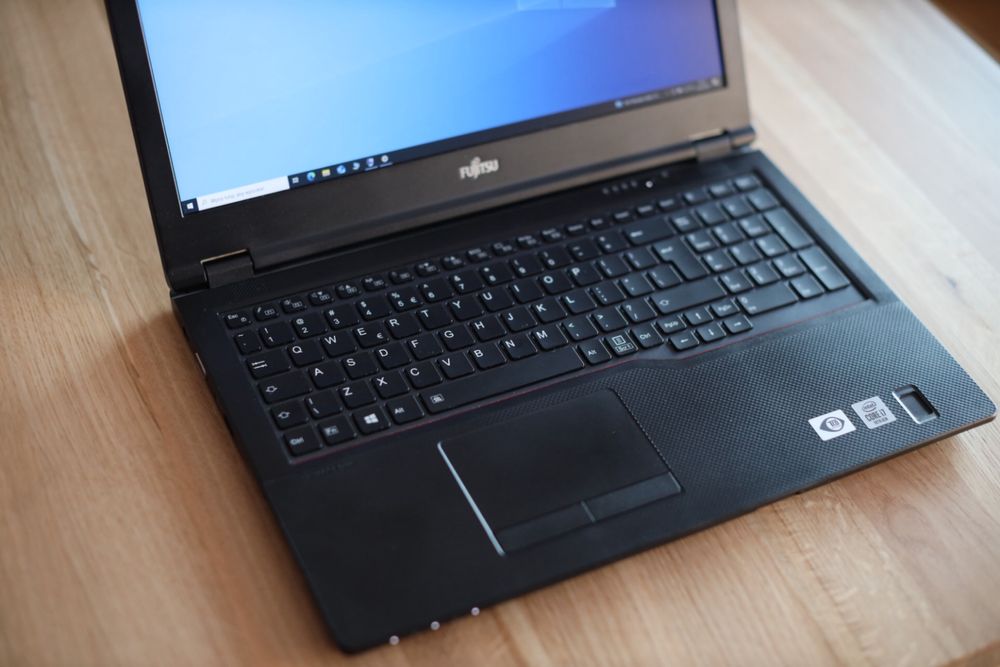 Fujitsu E5510 + Win11 + stacja dokujaca + 2x ładowarka