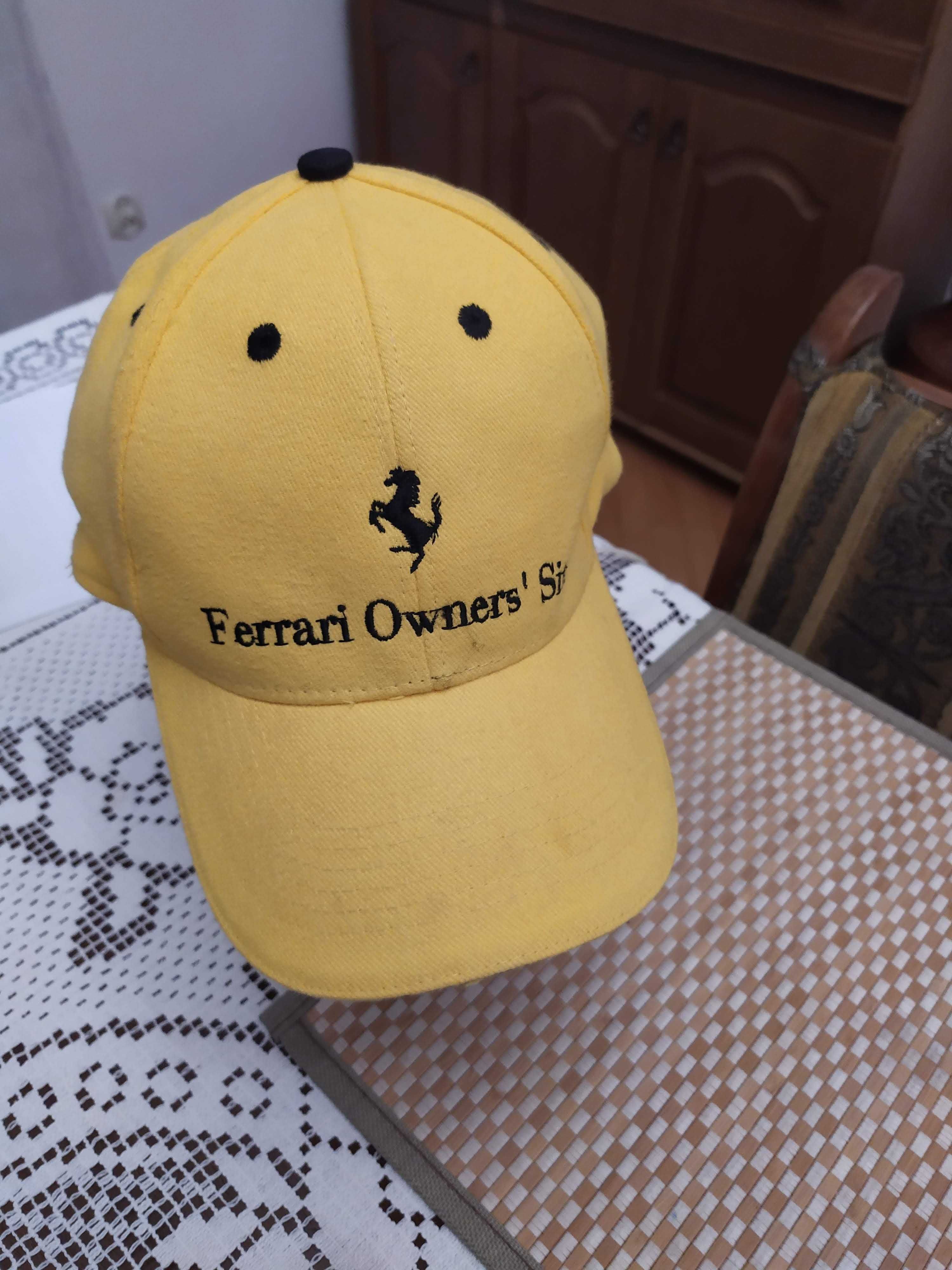 czapka z logo Ferrari