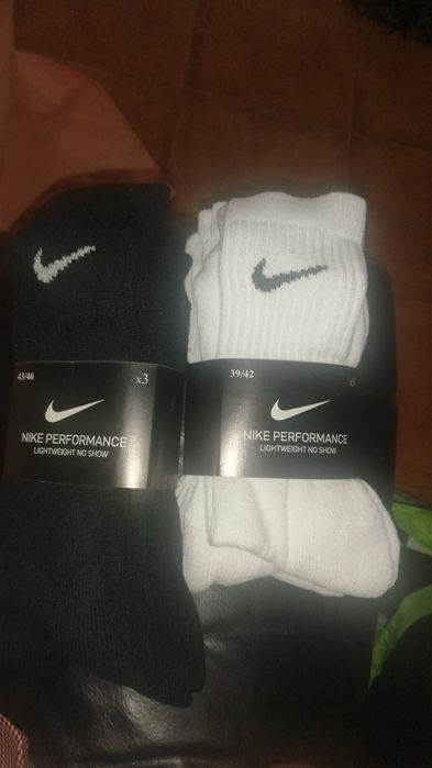 Meias de desporto bancas e pretas