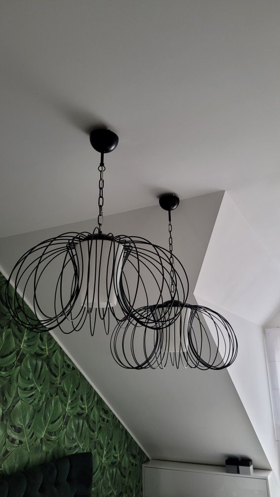 Lampa sufitowa ażurowa metalowa czarna.