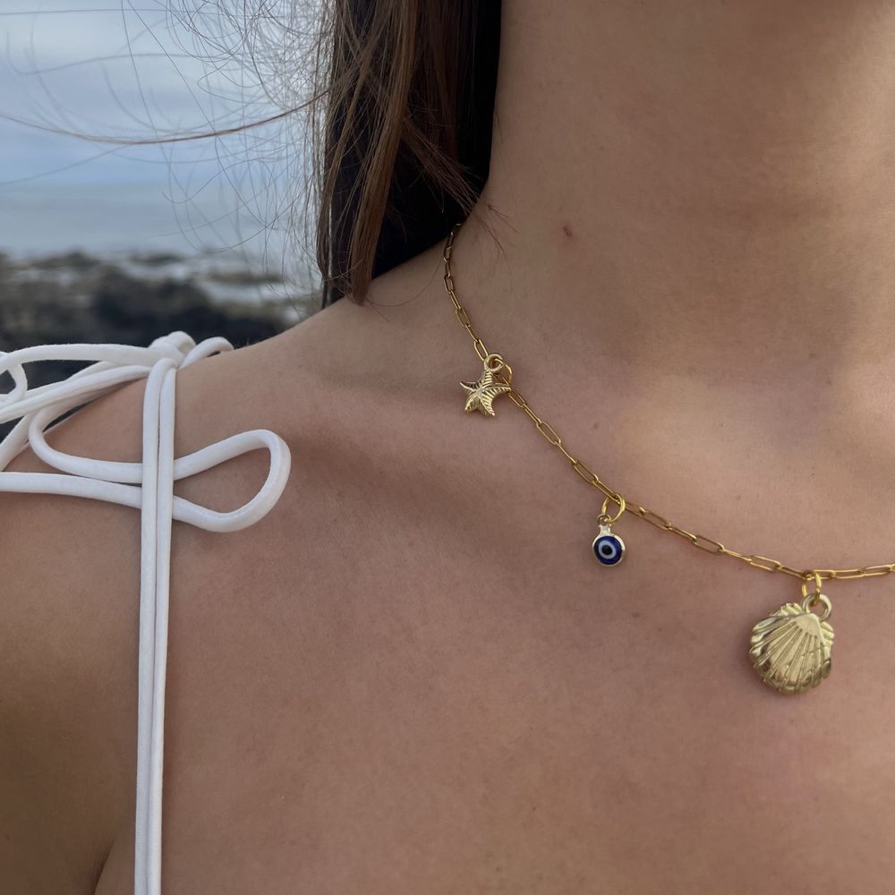 Colar Charm Necklace dourado com pendentes | Concha, olho grego…