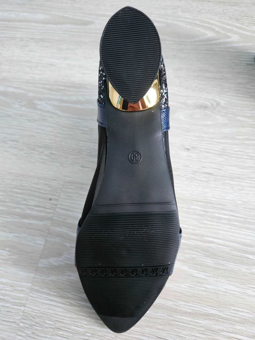 Modne damskie buty z siateczką i kryształkami