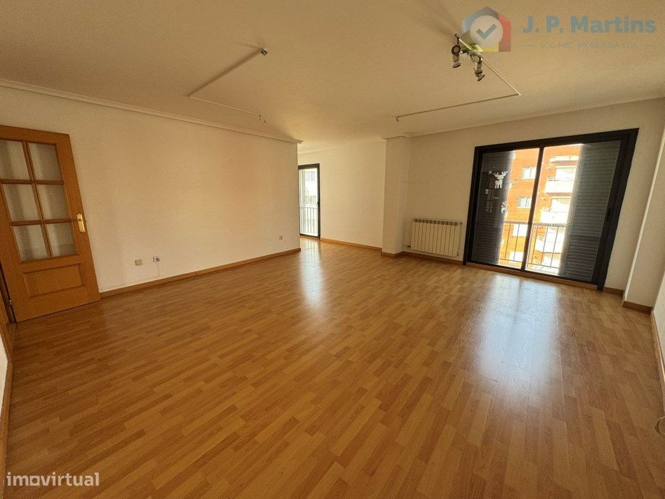 Amplo Duplex T4 com Varanda, Terraço, Estacionamento e Arrecadação,...