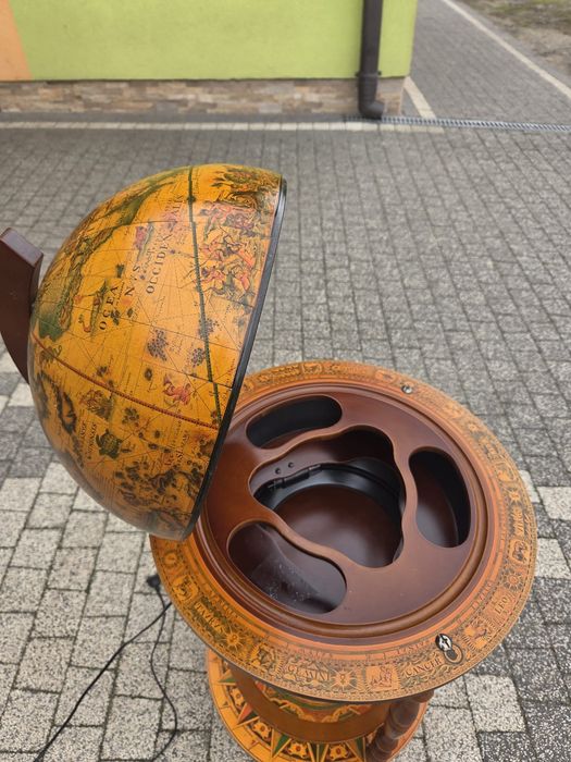 Barek mobilny w kształcie globusa podświetlany