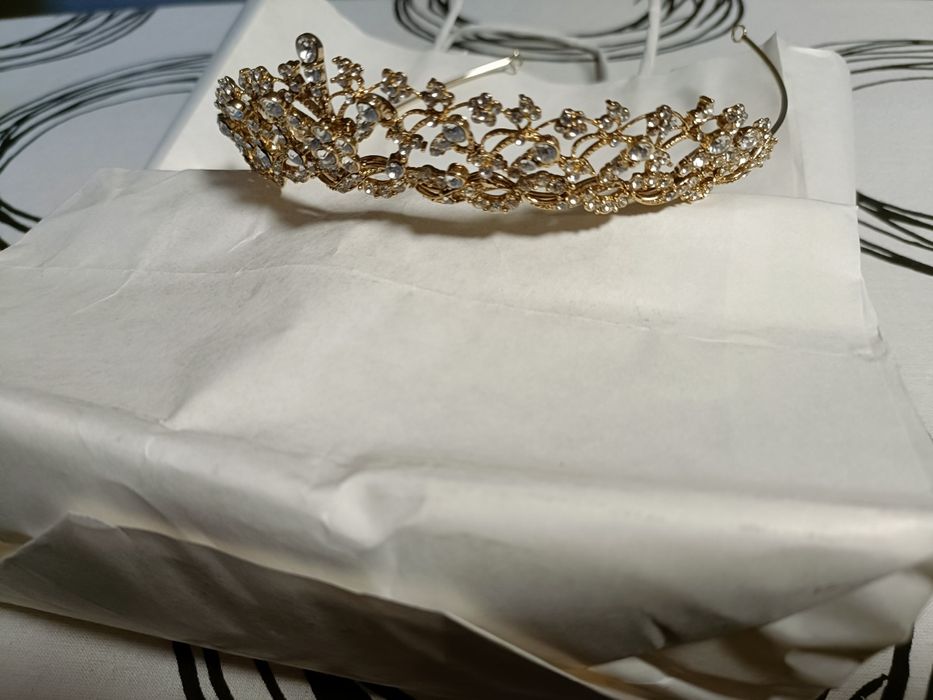 Tiara dourada casamento