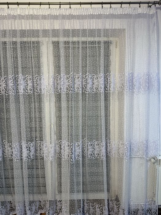 Firanka z błyszczącymi haftami