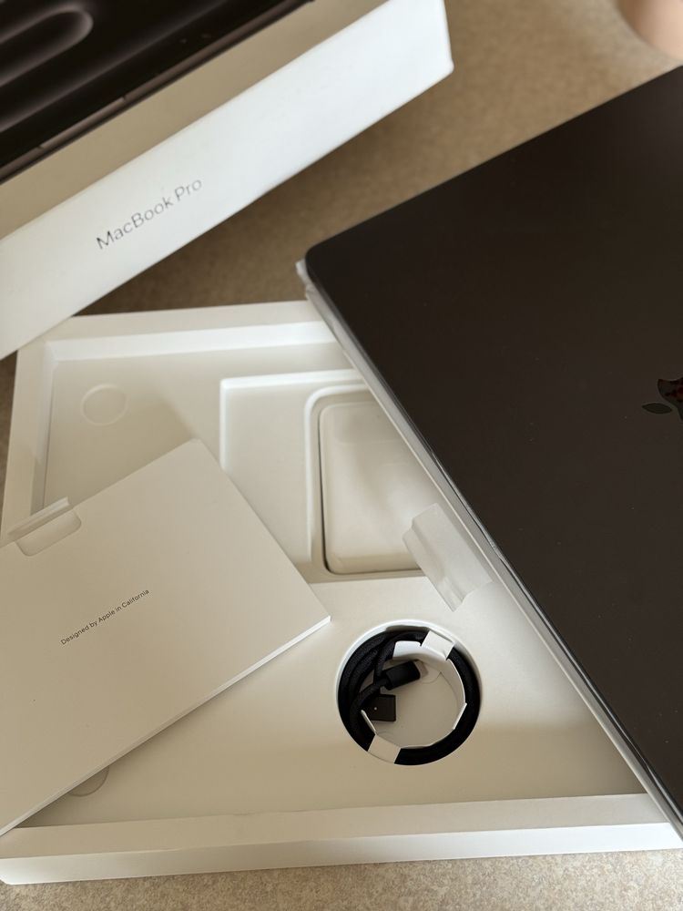 MacBook Pro 16” M3 Pro 18 GB RAM 512GB Gwiezdna Czerń + Magic Mouse 2