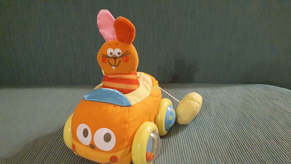 Chicco Autko z króliczkiem materialowa zabawka dla niemowłaka miękka