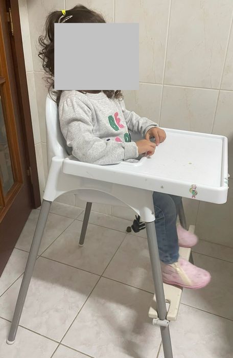 Cadeira refeição com apoio pés