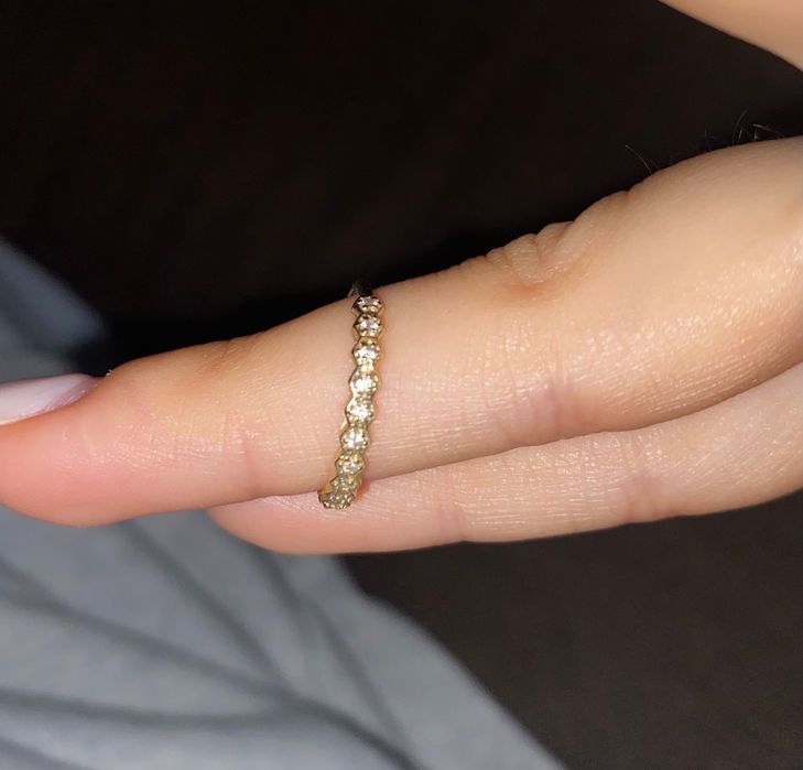 Pierścionek 333 złoty, wysadzony cyrkoniami rozmiar 10