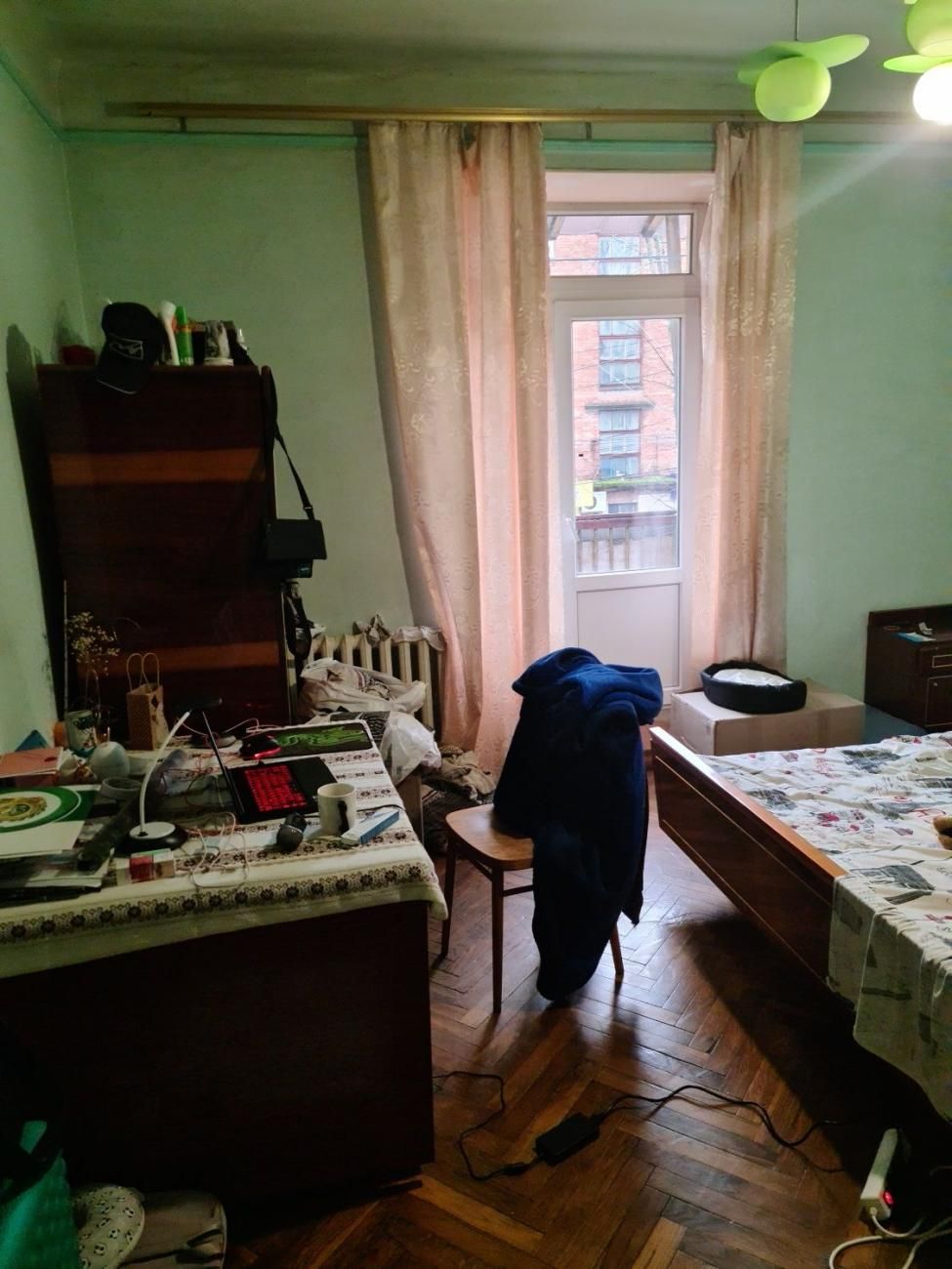 Продається трьохкімнатна квартира в будинку у самому центрі міста.