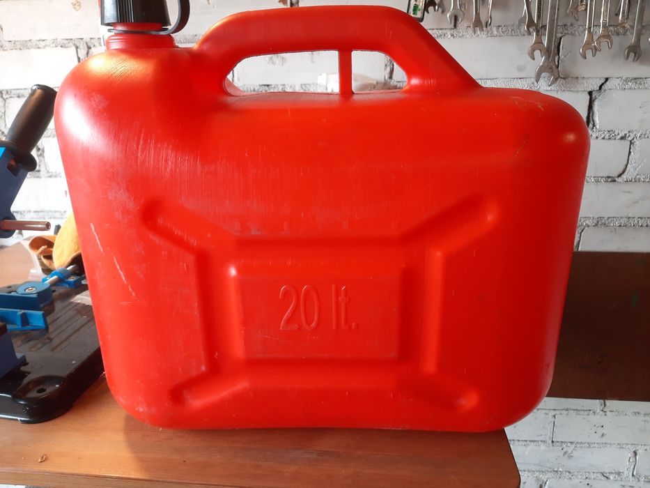 Sprzedam trzy kanistry: 5l, 10l i 20 litrowy